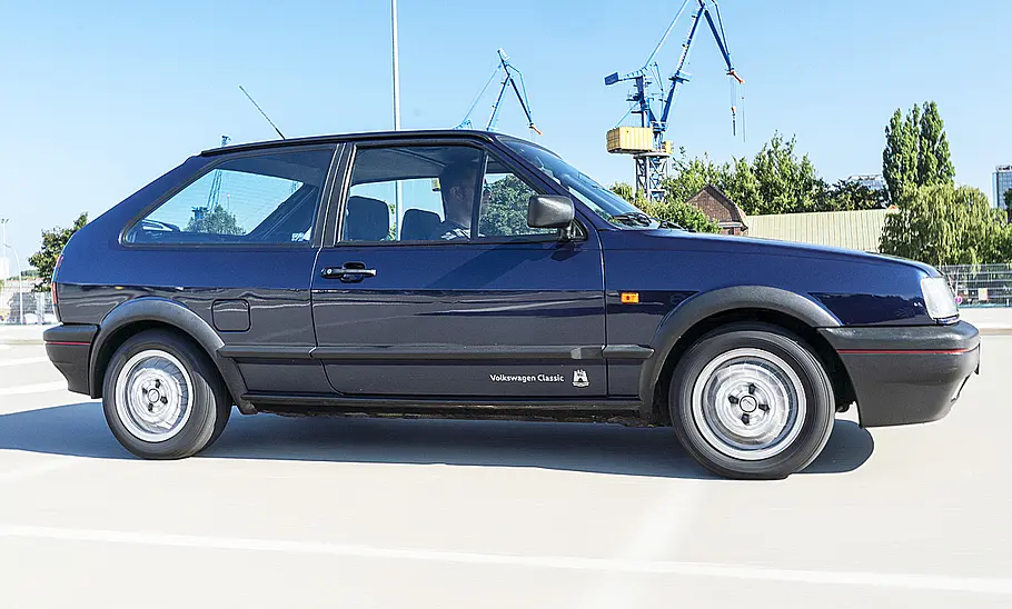 Der VW Polo G40 fahrend seitlich.
