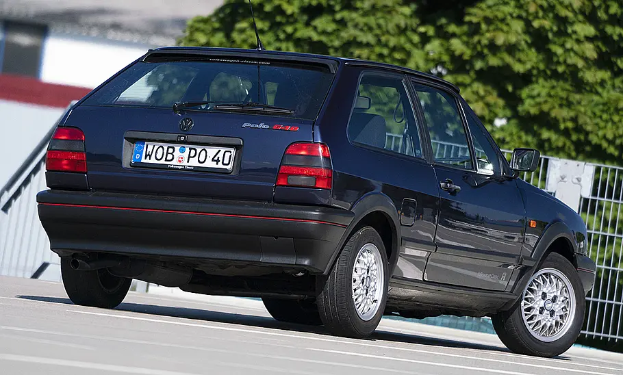 Der VW Polo G40 fahrend von hinten.