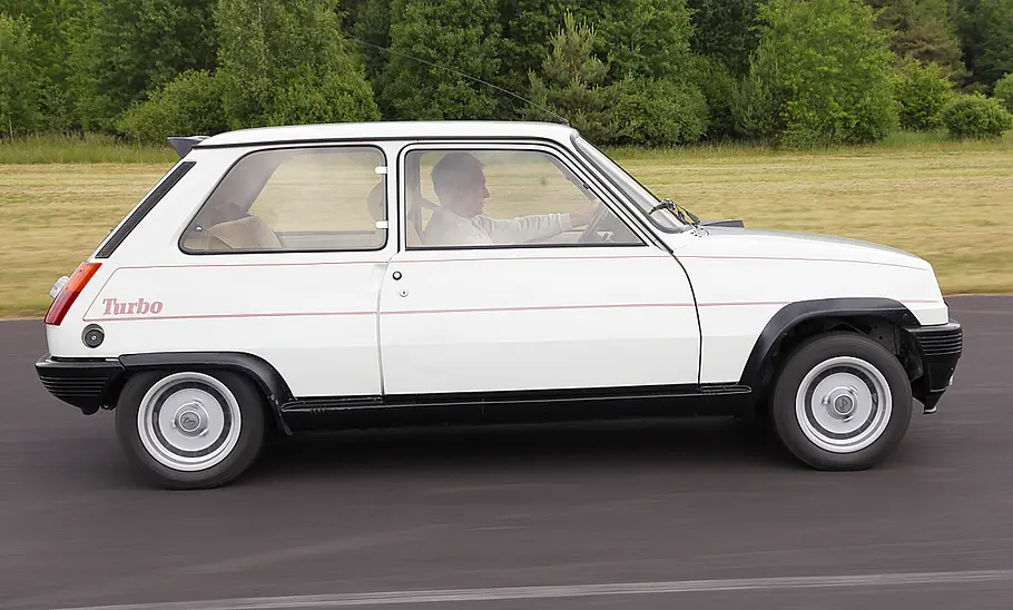 Der Renault 5 Alpine Turbo fahrend seitlich.