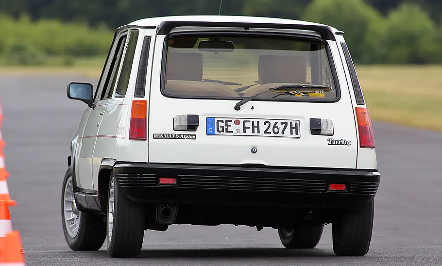Der Renault 5 Alpine Turbo fahrend von hinten.