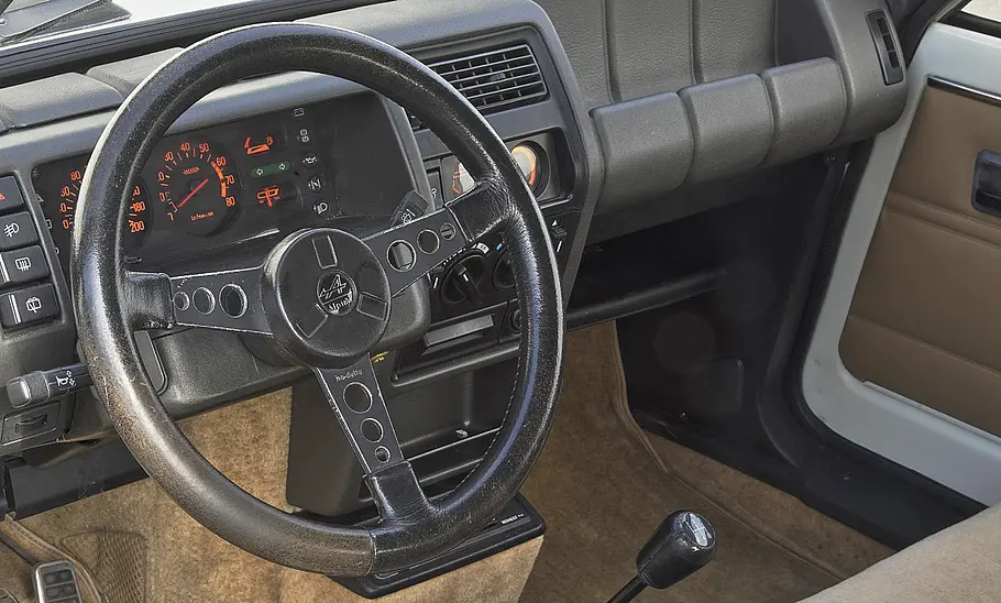 Das Cockpit des Renault 5 Alpine Turbo.