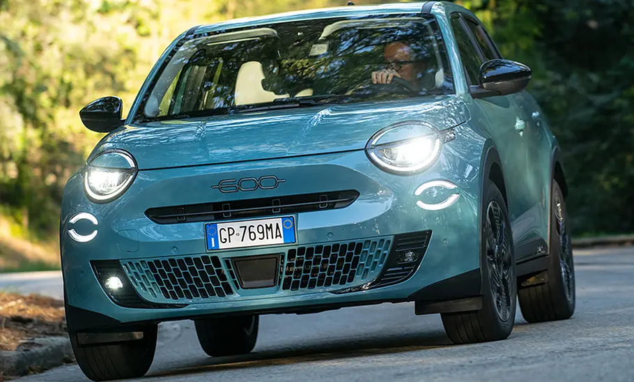 Fiat 600 Hybrid 125 Jahre Edition Sondermodell (2024) in hellblau, fahrend, Ansicht von rechts vorne
