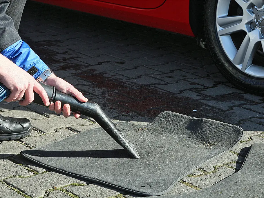 Ratgeber Autopflege Fußmatten säubern