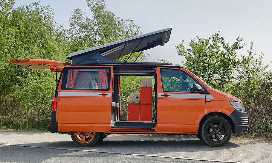 Flowcamper Frieda Das Bild zeigt den Flowcamper Frieda stehend von rechts fotografiert. Schiebetür, Heckklappe und Dach sind geöffnet.