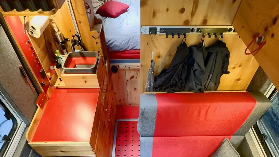 Wohnraum des Flowcamper Max Autark von oben gesehen.