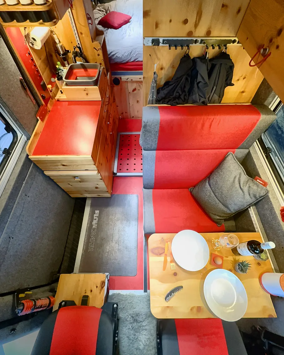 Wohnraum des Flowcamper Max Autark von oben gesehen.