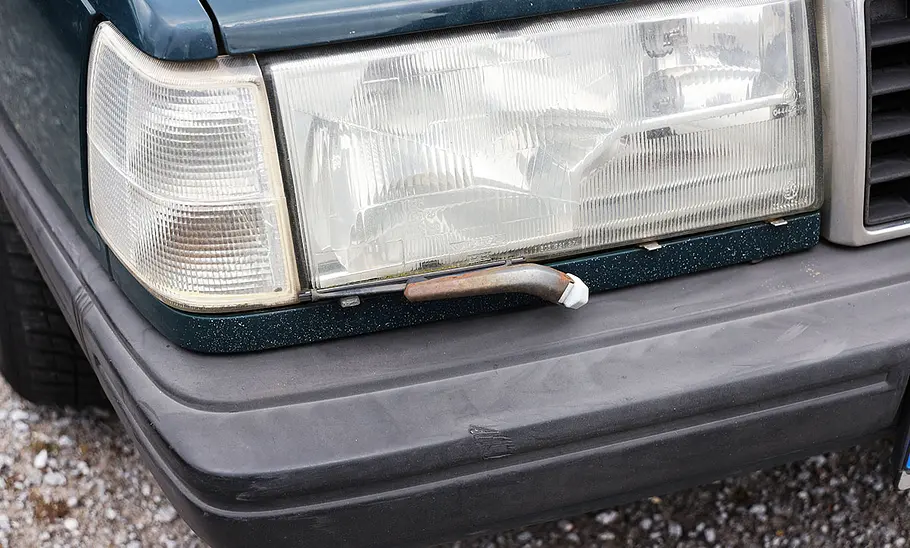 Flugrost auf dem Wischer einer Scheinwerfer-Reinigungsanlage.