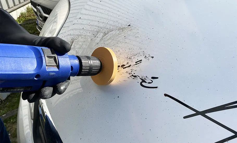 Eine Bohrmaschine mit  Folienradierer im Einsatz.