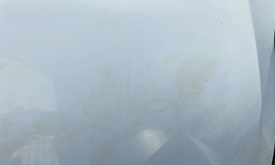 Die Detailaufnahme zeigt einen leichten Schleier auf der Motorhaube.