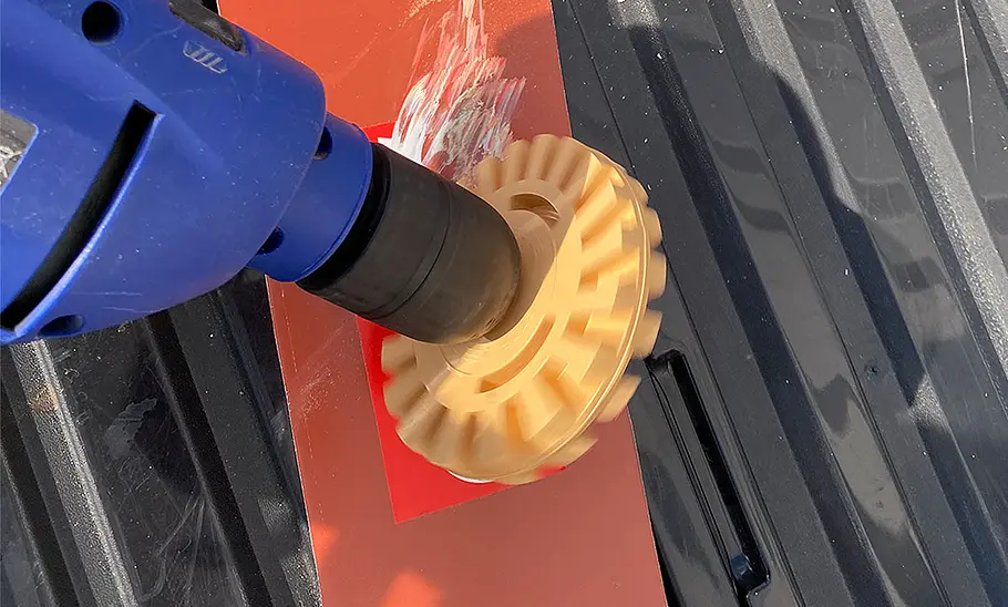 Der grobstollige Lamellenaufsatz im Einsatz an einem Testblech.