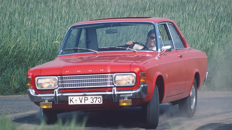 Der Ford 17M P7 fahrend von vorne