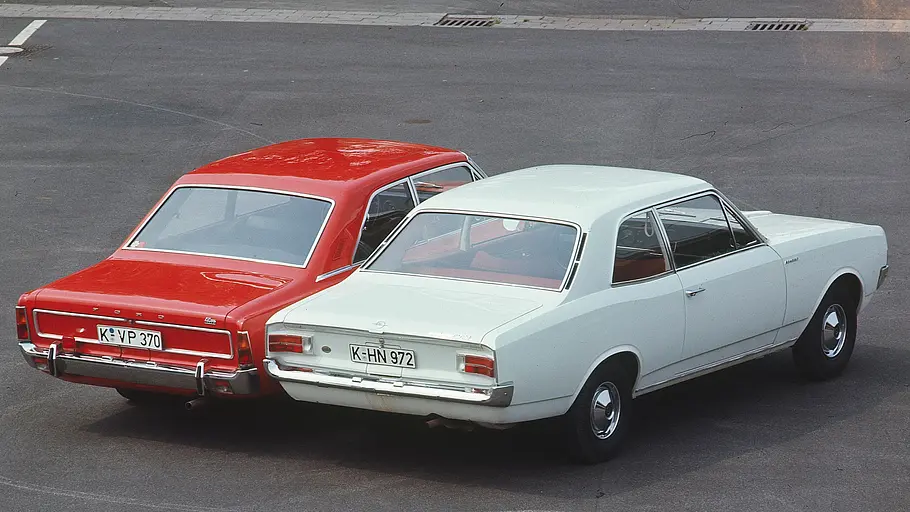 Ford 17M P7 und Opel Rekord C stehend von hinten