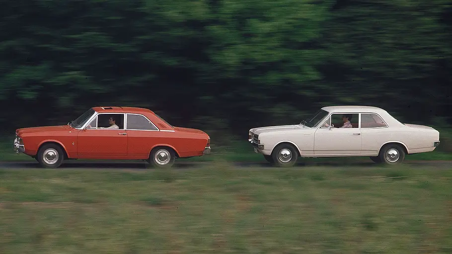 Ford 17M P7 und Opel Rekord C fahrend seitlich