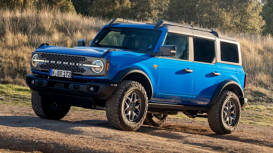Ford Bronco steht im Gelände, Ansicht von vorne links.