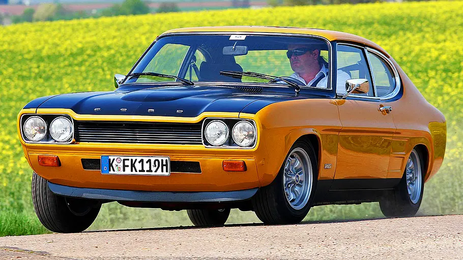 Der Ford Capri fahrend von vorne.