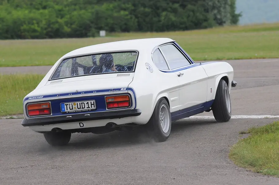 Ford Capri RS 2600 fahrend von schräg hinten fotografiert. 