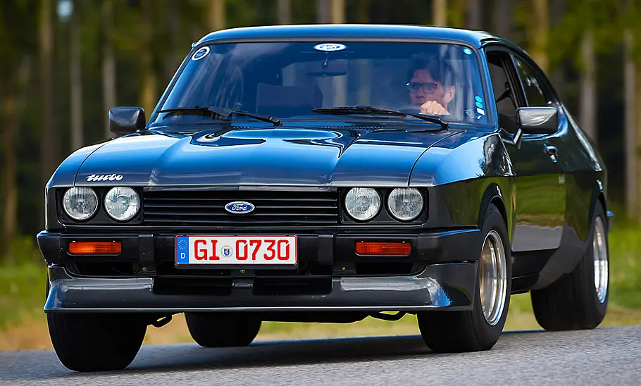 Der Ford Capri 2.8 Turbo fahrend von schräg vorne fotografiert.