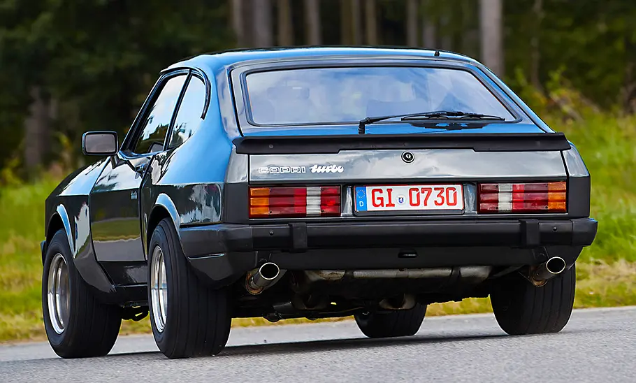 Der Ford Capri 2.8 Turbo fahrend von schräg hinten fotografiert.