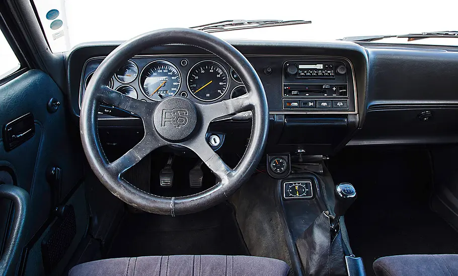 Das Cockpit des Ford Capri 2.8 Turbo.