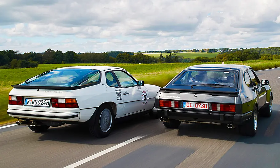 Der Porsche 924 Turbo und Ford Capri 2.8 Turbo fahrend von hinten fotografiert.