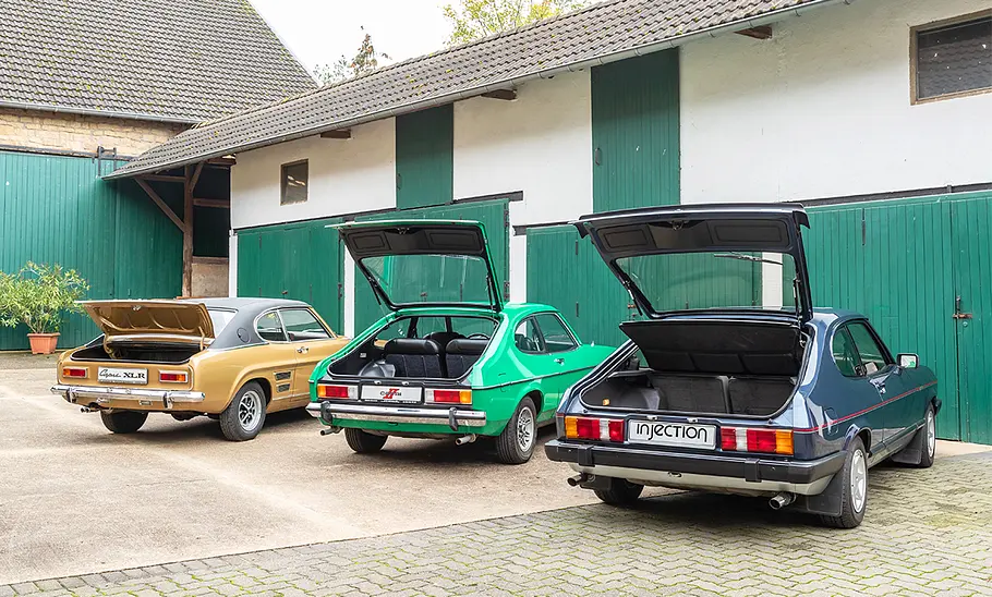 Ford Capri I 2000 GT XLR/Capri II 3.0 Ghia/Capri III 2.8 Super Injection nebeneinander stehend mit offenem Kofferraumdeckel