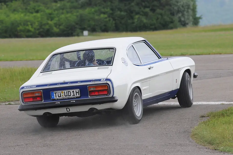 Ford Capri RS 2600 fahrend von schräg vorne fotografiert. 