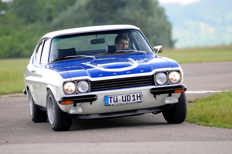 Ford Capri RS 2600 fahrend von schräg vorne fotografiert. 