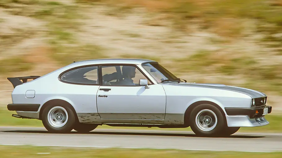 Ford Capri Turbo fahrend von der Seite fotografiert. 