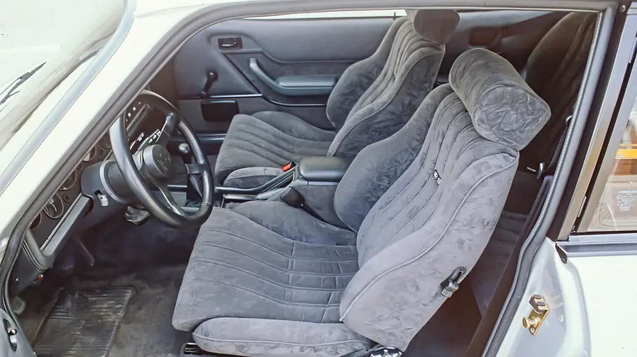Der Innenraum des Ford Capri Turbo. 