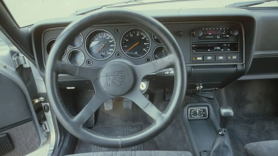 Das Cockpit des Ford Capri Turbo. 