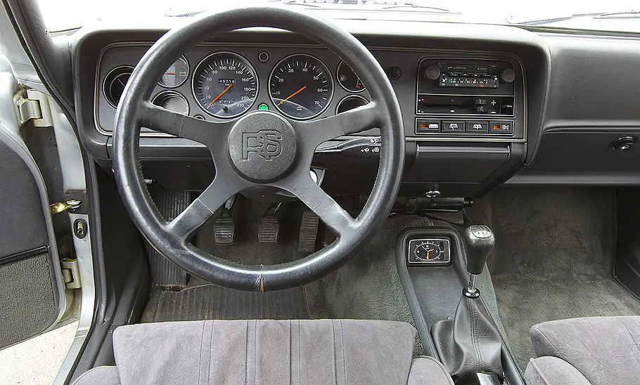 Ford Capri Werksturbo Das Cockpit des Ford Capri Werksturbo.