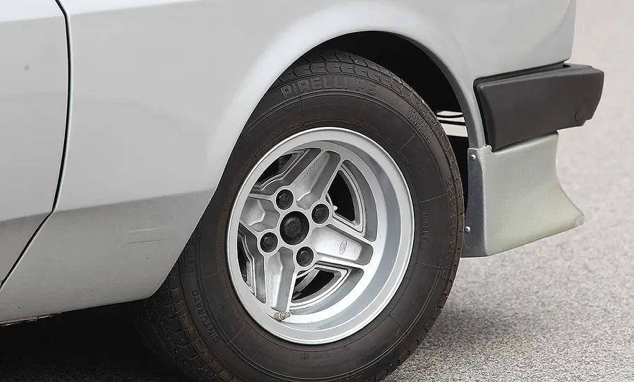 Eine Felge des Ford Capri Werksturbo.