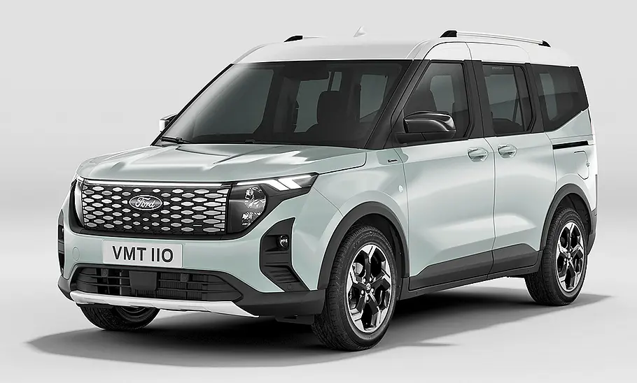 Ford E-Tourneo Courier Der Ford E-Tourneo Courier stehend von schräg vorne.