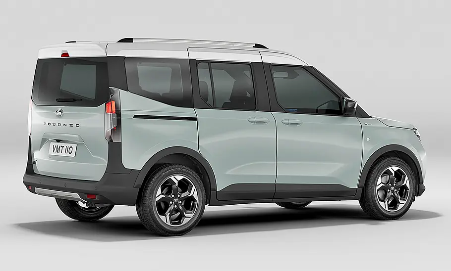 Der Ford E-Tourneo Courier (2025) steht in Studioumgebung, von hinten rechts fotografiert.
