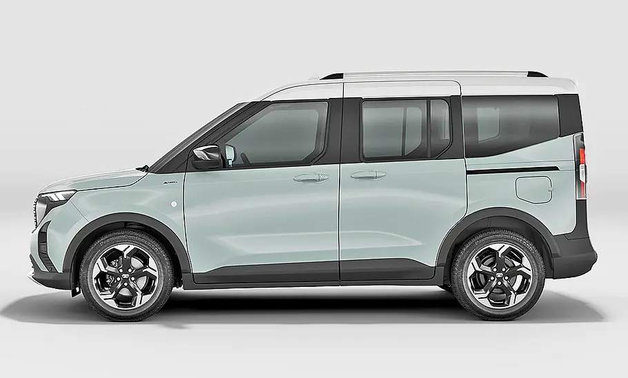 Der Ford E-Tourneo Courier (2025) steht in Studioumgebung, von links fotografiert.