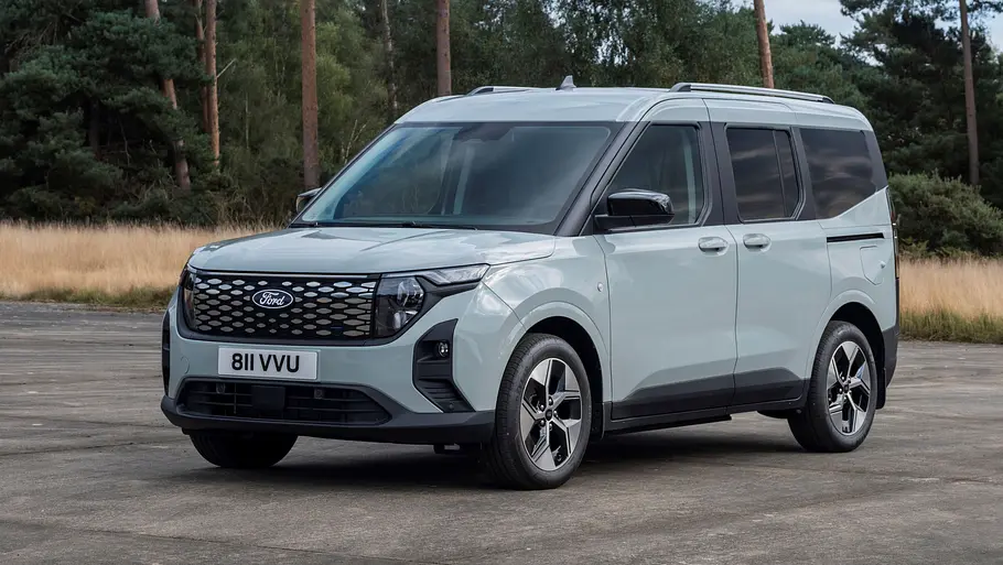 Der Ford E-Tourneo Courier stehend von schräg vorne.