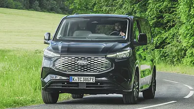 Ford E-Tourneo Custom (2024); fahrend, schräg vorne - Foto: Ford