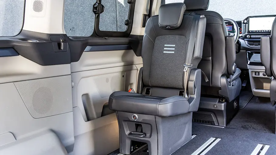 Ein gegen die Fahrtrichtung eingebauter Sitz im Fond des Ford E-Tourneo Custom.