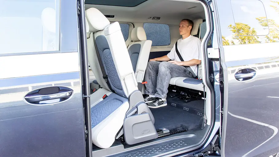 Ein Mann sitzt in der dritten Sitzreihe des VW ID. Buzz LWB.
