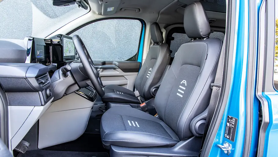 Die vorderen Sitze des Ford E-Tourneo Custom.