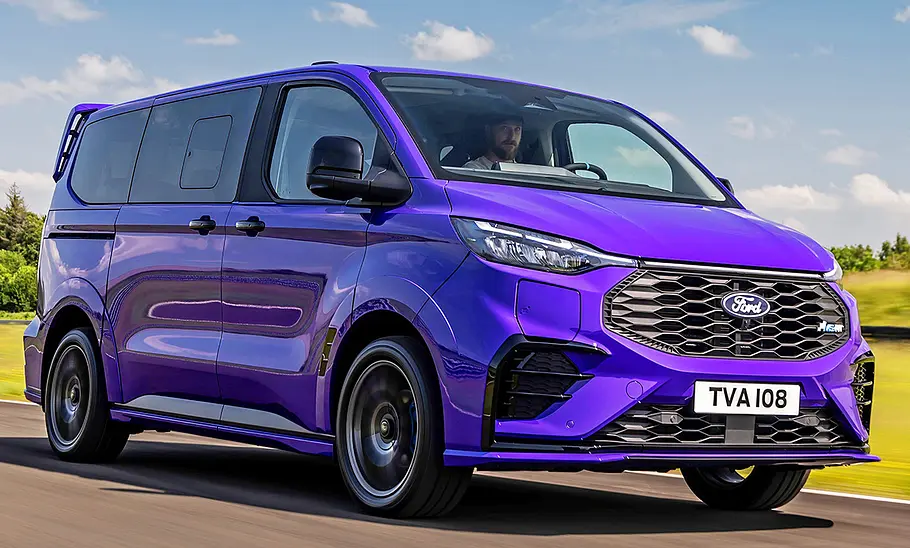 Der Ford Tourneo Custom MS-RT fahrend von vorne.
