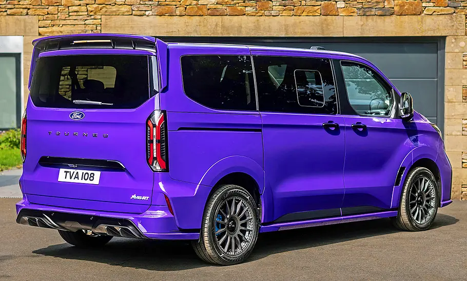 Der Ford Tourneo Custom MS-RT stehend von hinten.