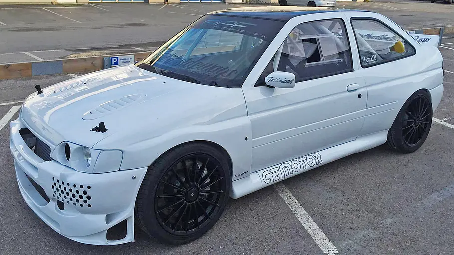 Der Ford Escort RS Cosworth stehend von vorne.