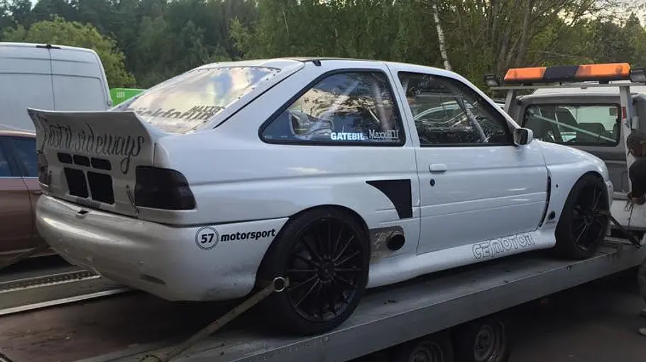 Der Ford Escort RS Cosworth auf einem Hänger stehend von hinten.