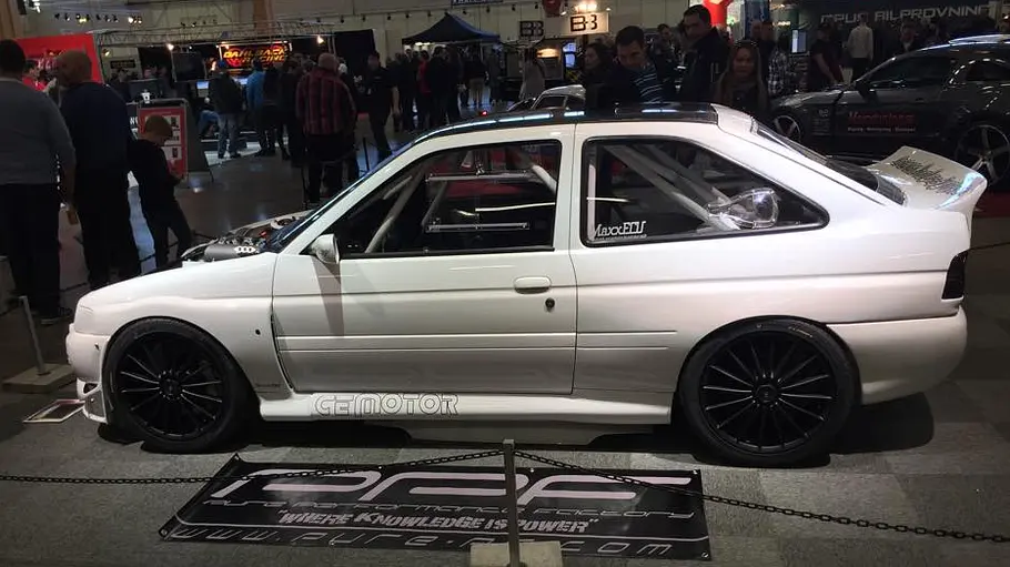 Der Ford Escort RS Cosworth auf einer Messe stehend seitlich.