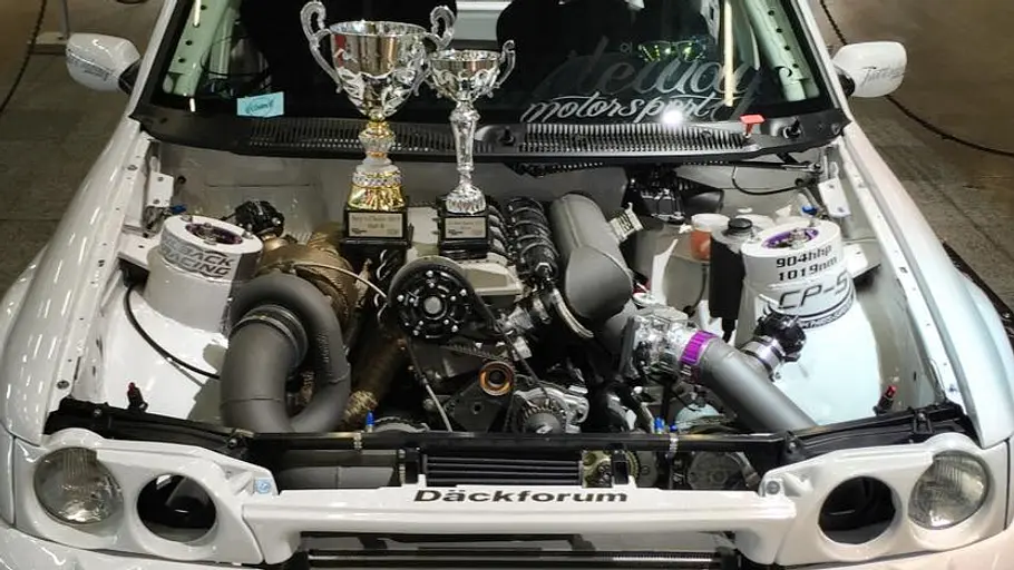 Der Motor des Ford Escort RS Cosworth mit zwei Pokalen darauf platziert.