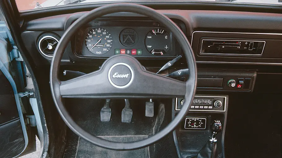 Das Cockpit des Ford Escort GL. 