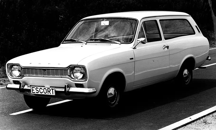 Der Ford Escort 1100 in einer schwarz-weiß-Aufnahme.