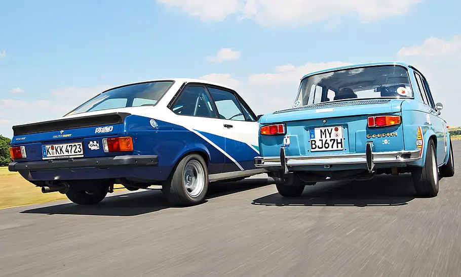 Ford Escort RS und Renault 8 Gordini fahrend von hinten