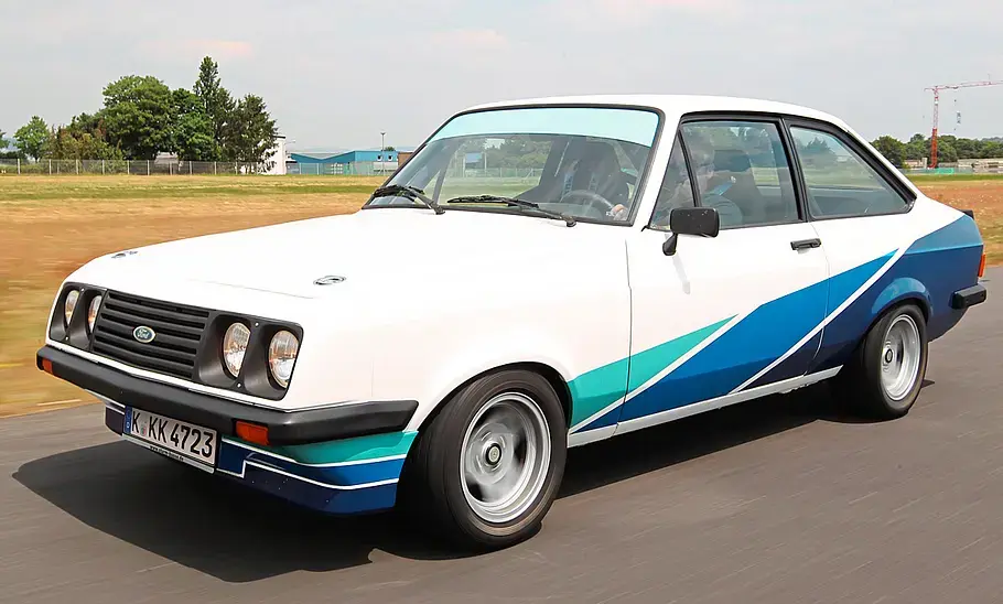 Der Ford Escort RS 2000 fahrend von vorne